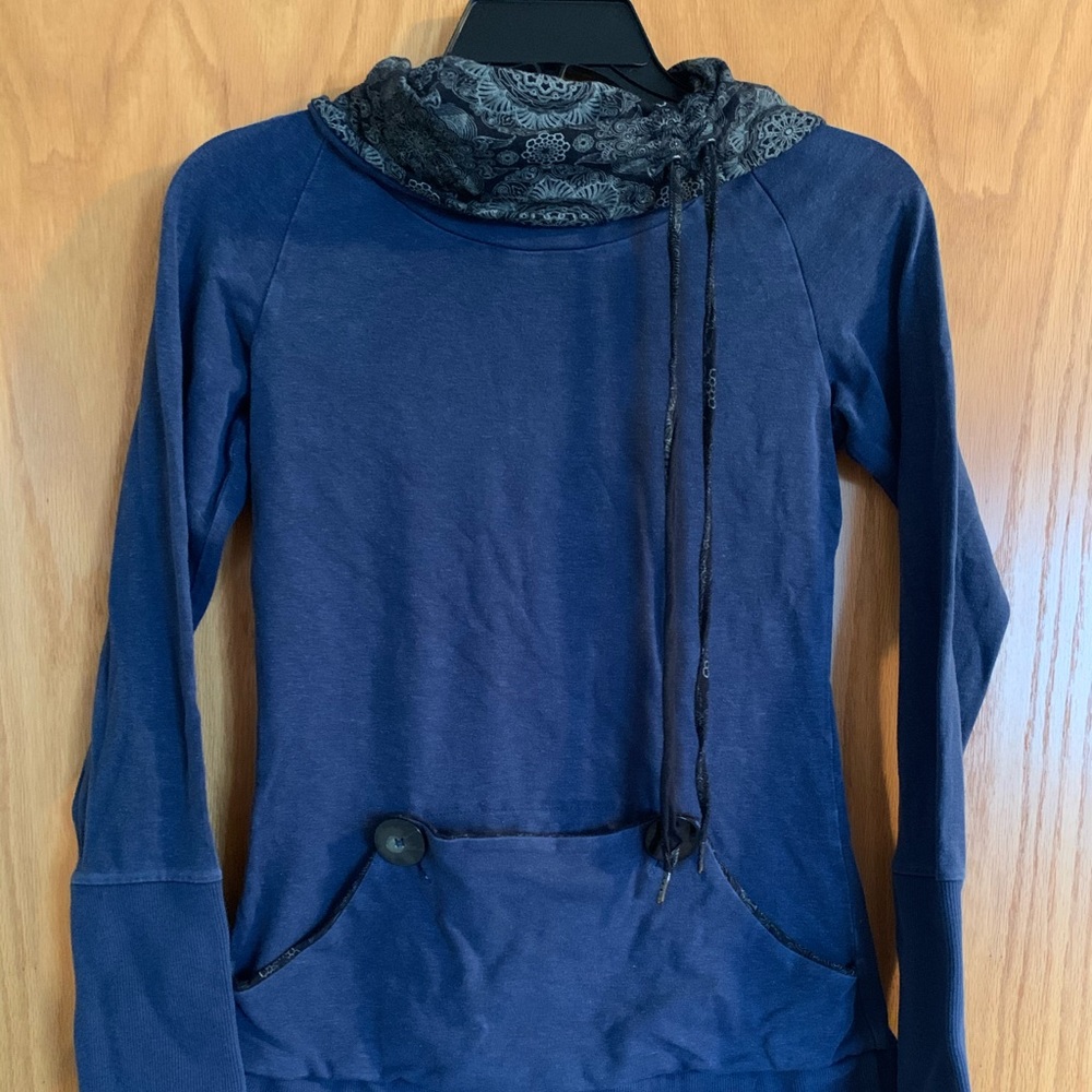 Women’s xs nomad long sleeve shirt/sweatshirt